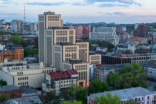 Menorah Yahudi Merkezi şehir Dnipro, (Dnepropetrovsk, Dnipropetrovsk)), balonlarla süslenmiş.