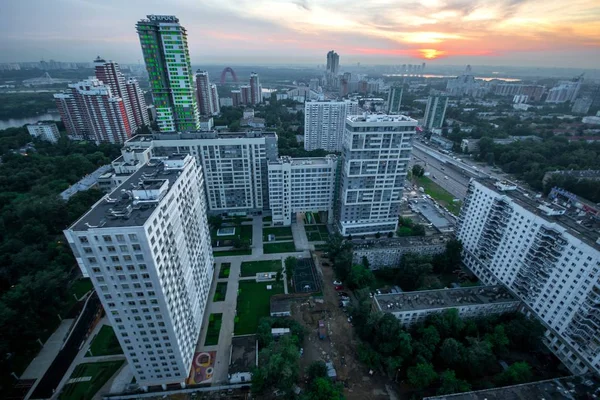 Barrio Khoroshevo-Mnevniki, carretera, río y bosque en verano en Moscú, Rusia — Foto de Stock