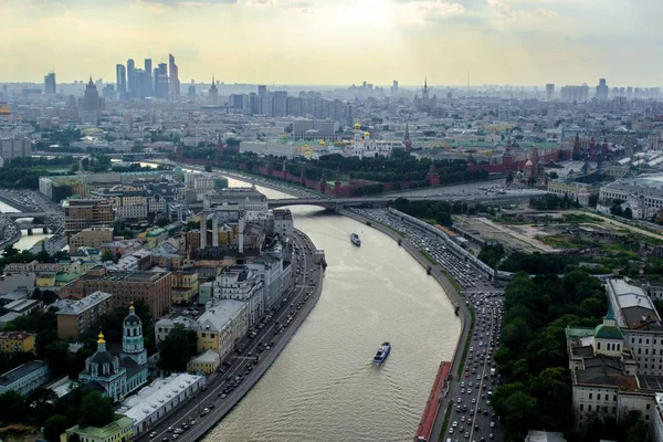 Manhã sobre o Kremlin de Moscou ao sol — Fotografia de Stock