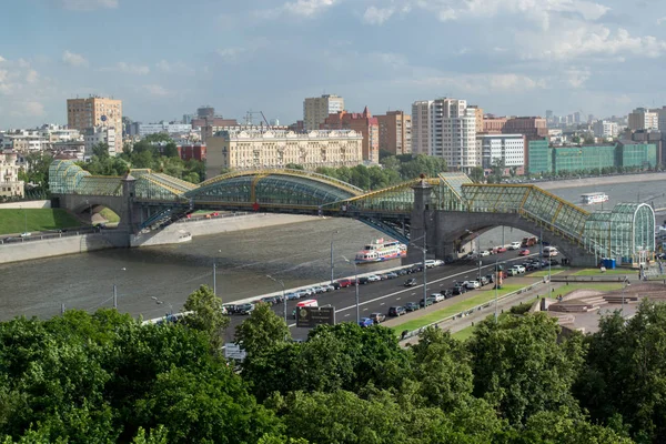 Vista para o rio Moscou e uma ponte pedonal perto da Estação Ferroviária de Kiev, em Moscou, Rússia — Fotografia de Stock