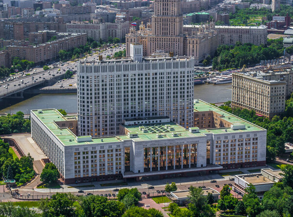 Белый дом ночью.
