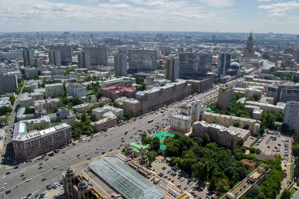 MOSCOW, RÚSSIA - 19 de março de 2016: Vista noturna do Centro Internacional de Negócios de Moscou, também conhecido como Moscow City é um distrito comercial no centro de Moscou, Rússia . — Fotografia de Stock