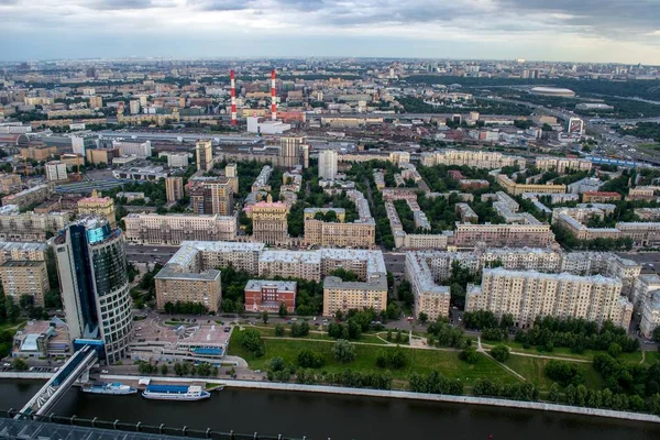 Aerial view from the Moscow International Business Center "Moscow-City" with the Evolution Tower, the Bagration bridge, the Tower 2000 and the Moskva river — Stock Photo, Image