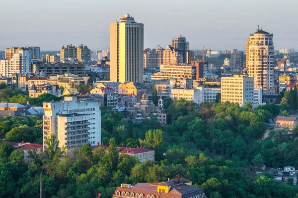 Будинок торгівлі, де сьогодні стоїть державної податкової адміністрації України, була однією з перших багатоповерхових будинків (27-ми поверхах) у Києві, побудований в 1981 році — стокове фото