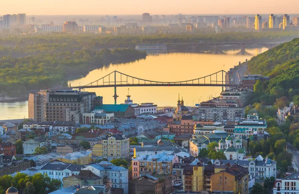 Vista dell'alba dall'alto alla città vecchia di Podol, dalla montagna Schekavitsa sullo sfondo della capitale ucraina Kiev — Foto Stock