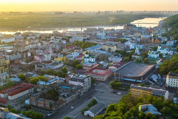 Utsikt över gamla staden Podil av Kiev från höjd — Stockfoto