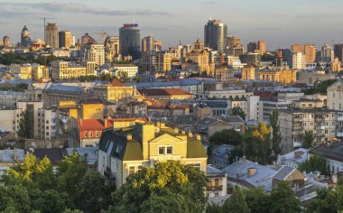 Gün batımında geniş panoramik görünümü Kiev. Ukrayna