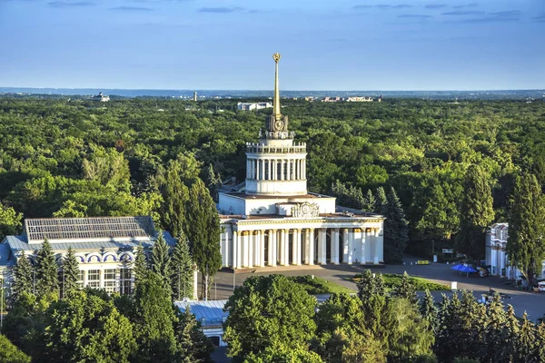 Centro de Exposições em Kiev, vdnh, sssr, pavilhão de exposições, kiev, monumento — Fotografia de Stock