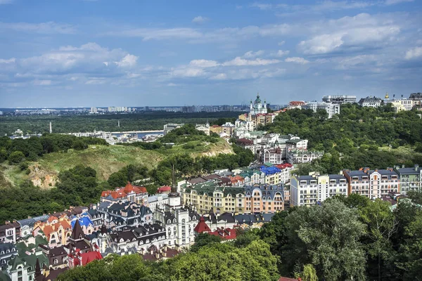 Vozdvizhenka distrito de elite em Kiev, Ucrânia. Vista superior sobre os telhados dos edifícios . — Fotografia de Stock