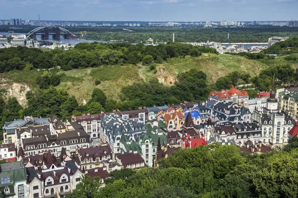 Vozdvizhenka distrito de élite en Kiev, Ucrania. Vista superior de los tejados de los edificios . — Foto de Stock