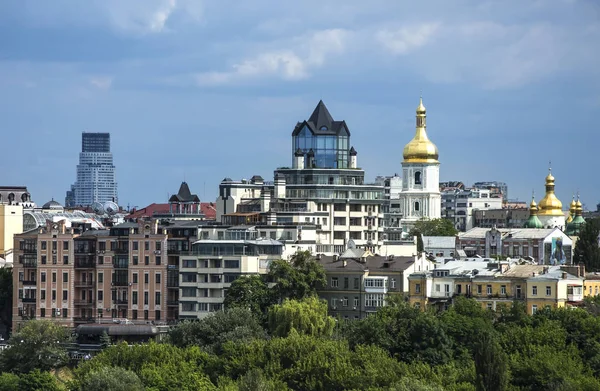 Capitale dell'Ucraina, Kiev. Vecchia e moderna architettura di Kiev, Ucraina. Paesaggio urbano della capitale con chiesa d'oro — Foto Stock