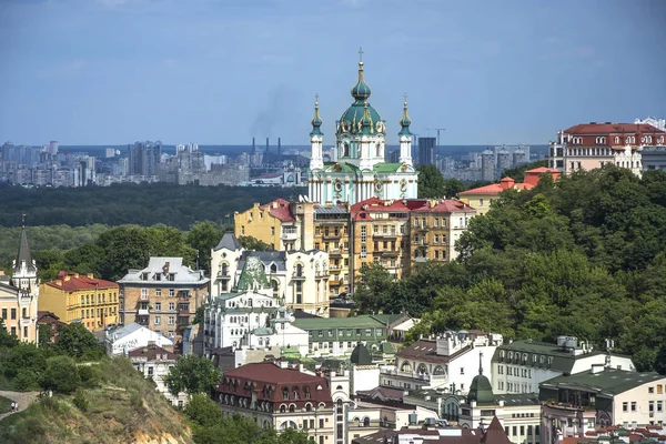 Vozdvizhenka elitarnej dzielnicy w Kijowie, Ukraina. Widok z góry na dachach budynków. — Zdjęcie stockowe