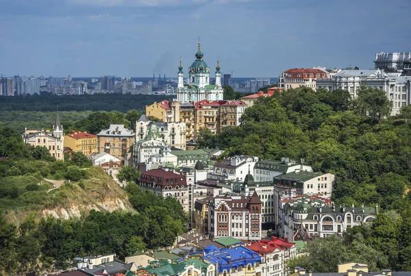 Vozdvizhenka distrito de élite en Kiev, Ucrania. Vista superior de los tejados de los edificios . — Foto de Stock