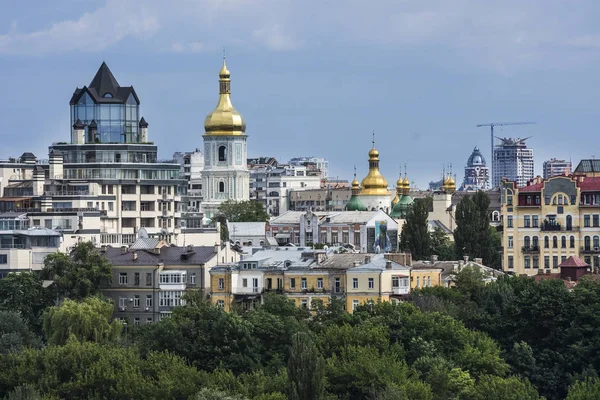 Capital de Ucrania, Kiev. Arquitectura antigua y moderna de Kiev, Ucrania. Ciudad paisaje de la ciudad capital con iglesia de oro — Foto de Stock