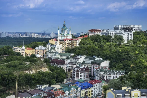 Vozdvizhenka elitarnej dzielnicy w Kijowie, Ukraina. Widok z góry na dachach budynków. — Zdjęcie stockowe