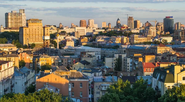 Široký panoramatický pohled z Kyjeva při západu slunce. Ukrajina — Stock fotografie