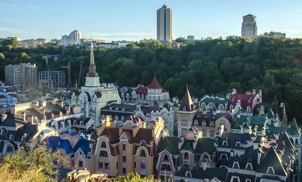 키예프, 우크라이나의 Vozdvizhenka 엘리트 지역입니다. 건물의 지붕에 최고의 보기. — 스톡 사진