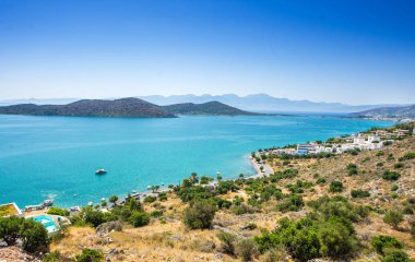 Elounda, Girit, Crete ada mavi su ile Greece.Paradice görünümünü şehrin panoramik görünümü. Elounda doğa manzarasına