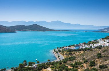 Elounda, Girit, Crete ada mavi su ile Greece.Paradice görünümünü şehrin panoramik görünümü. Elounda doğa manzarasına