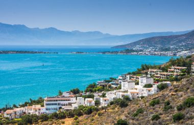 Elounda, Girit, Crete ada mavi su ile Greece.Paradice görünümünü şehrin panoramik görünümü. Elounda doğa manzarasına