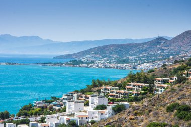 Elounda, Girit, Crete ada mavi su ile Greece.Paradice görünümünü şehrin panoramik görünümü. Elounda doğa manzarasına