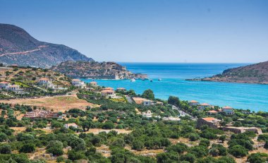 Elounda, Girit, Crete ada mavi su ile Greece.Paradice görünümünü şehrin panoramik görünümü. Elounda doğa manzarasına