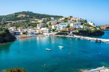 Bali, Island Girit, Yunanistan, güneşli gün sahne sahne dağları, Akdeniz, çiçek ve tekneler ve turistler denize yakın köy Bali yürüyüş için gemi ile pier