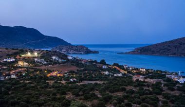 Elounda, Girit, Crete ada mavi su ışık ile Greece.Paradice görünümünü şehrin panoramik gece görünümü