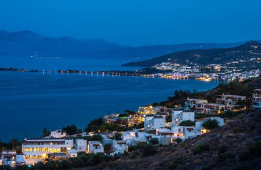 Elounda, Girit, Crete ada mavi su ışık ile Greece.Paradice görünümünü şehrin panoramik gece görünümü