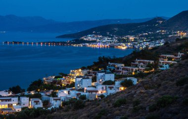 Elounda, Girit, Crete ada mavi su ışık ile Greece.Paradice görünümünü şehrin panoramik gece görünümü