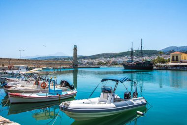 Retimno, Girit, Yunanistan-Haziran-26-2017: Görünüm Retimno liman, Crete, Yunanistan