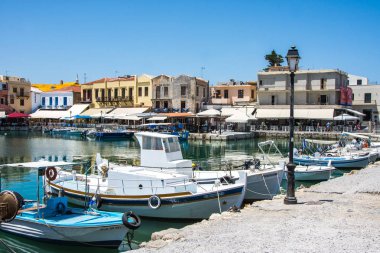 Retimno, Girit, Yunanistan-Haziran-26-2017: Görünüm Retimno liman, Crete, Yunanistan