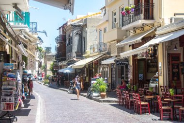 Retimno, Girit, Yunanistan-Haziran-26-2017: Kenti Retimno eski sokak, Crete, Yunanistan