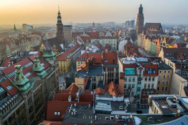 Stare Miasto Pazar Meydanı, eski Belediye Binası ve St Elizabeth's kilise St. Mary Magdalene Church Wroclaw, Polonya ile havadan görünümü