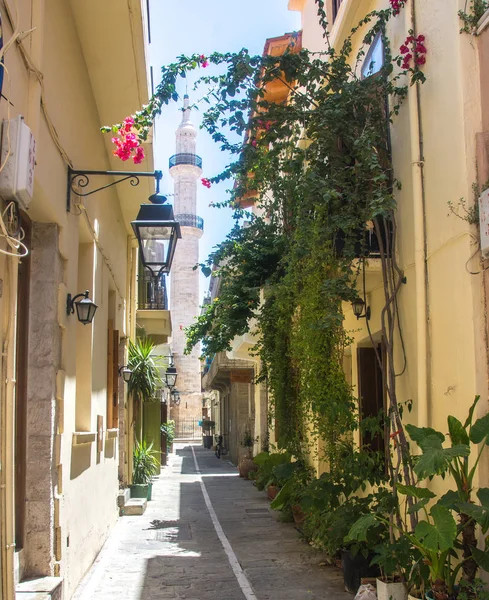 Retimno, Girit, Yunanistan-Haziran-26-2017: Kenti Retimno eski sokak, Crete, Yunanistan