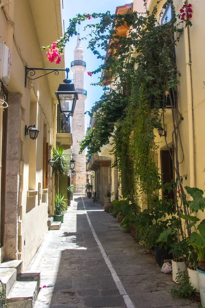 Retimno, Girit, Yunanistan-Haziran-26-2017: Kenti Retimno eski sokak, Crete, Yunanistan