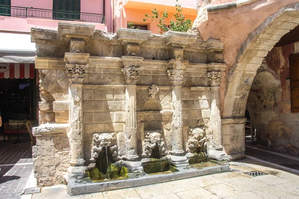 Retimno, Girit, Yunanistan-Haziran-26-2017: Kenti Retimno eski sokak, Crete, Yunanistan