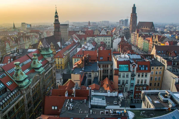 Luftaufnahme von starre miasto mit Marktplatz, altem Rathaus und der Kirche der hl. Elisabeth von der St.-Maria-Magdalena-Kirche in Wroclaw, Polen — Stockfoto