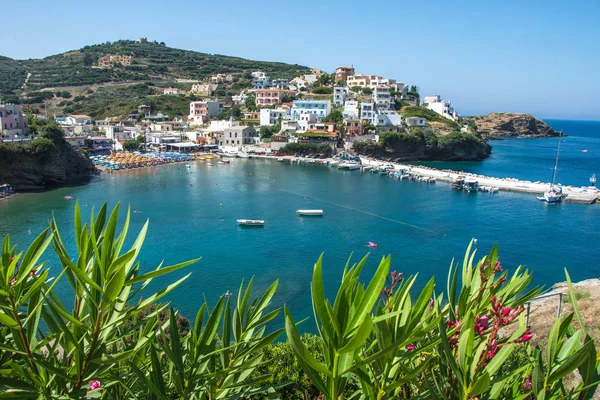 Bali, Island Girit, Yunanistan, güneşli gün sahne sahne dağları, Akdeniz, çiçek ve tekneler ve turistler denize yakın köy Bali yürüyüş için gemi ile pier