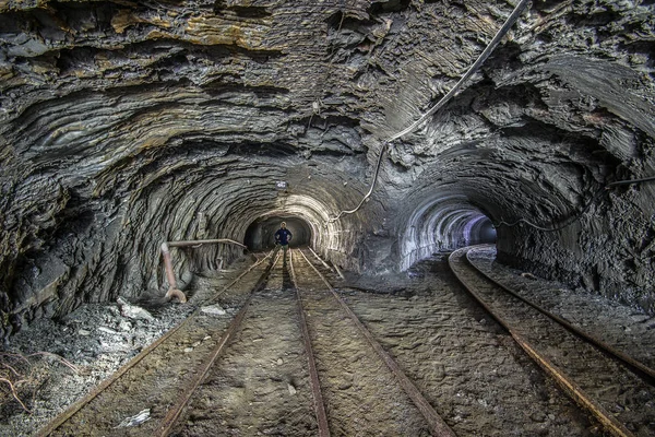 Horník v podzemí dolu se světlem v mém Stebnyk, Ukrajina — Stock fotografie