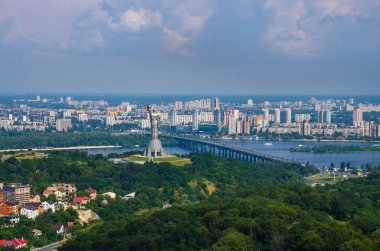 Kiev, Ukrayna - ebilmek 09: Anavatan anıt olarak da bilinen Rodina-Mat', kırmızı haşhaş çiçek çelenk ile dekore edilmiş zafer gününde, Büyük Vatanseverlik Savaşı adamış. 09 Mayıs 2017 Kiev, Ukrayna