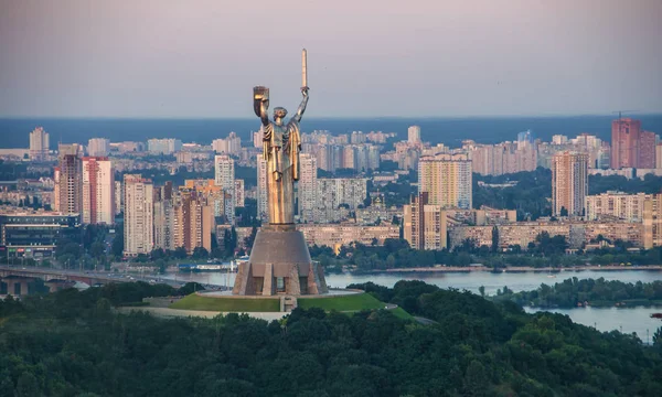 Kiev, Ukraina - 24 April 2017: Monumentala staty av den Mother Motherland ägnade det stora fosterländska kriget. Kiev, Ukraina — Stockfoto