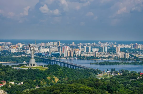 Київ - мая 09: Батьківщину пам'ятник також Родіна-Mat', прикрашена червоним квітки маку вінок День перемоги, присвячених Великій Вітчизняній війні. 09 травня 2017 року в Києві — стокове фото