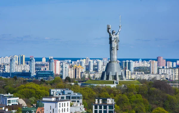 Kiev, Oekraïne - 09 mei: Het moederland Monument ook bekend als Rodina-Mat', versierd met rode klaproos bloem krans op de dag van de overwinning, de grote patriottische oorlog gewijd. 09 mei 2017 in Kiev, Oekraïne — Stockfoto