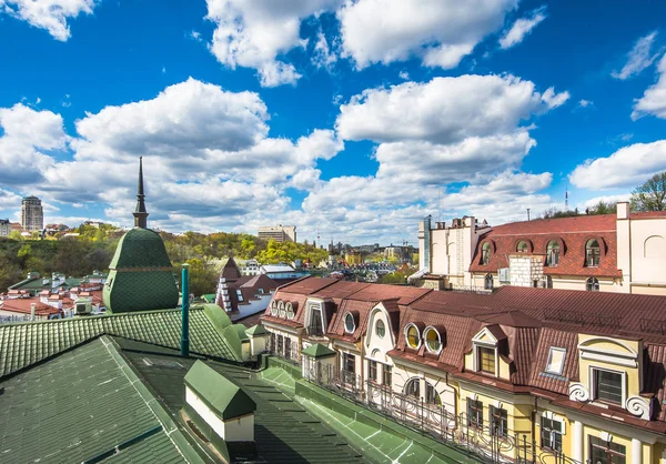 Воздвиженский элитный район в Киеве, Украина. Вид сверху на крыши зданий . — стоковое фото