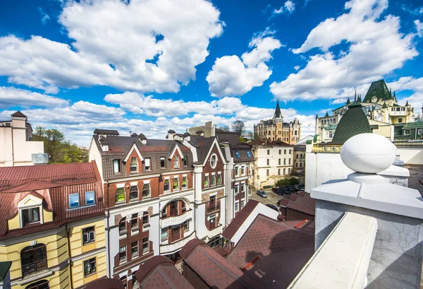 Vozdvizhenka distrito de elite em Kiev, Ucrânia. Vista superior sobre os telhados dos edifícios . — Fotografia de Stock