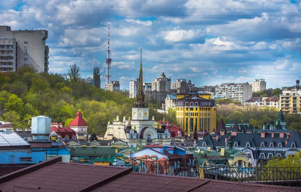 Vozdvizhenka distrito de elite em Kiev, Ucrânia. Vista superior sobre os telhados dos edifícios . — Fotografia de Stock