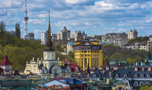 Vozdvizhenka elitní okres v Kyjev, Ukrajina. Pohled shora na střechách budov. — Stock fotografie