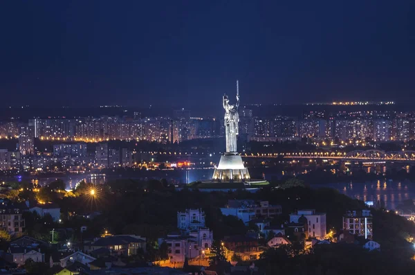 Ünlü anıt. Hafta sonu Kiev ulusal bayrak renkleri vatan heykeli renkli projektör kullanarak, karşı Rus saldırı protesto. Ukrayna, Kiev