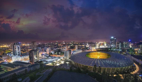 Kiev, Ukrayna - 18 Haziran: Tam stadyum konser Okean Elzy üzerinde 18 Haziran 2016 yılında Milli Güvenlik Olimpiyskiy taraftarlara. Kyiv, Ukrayna